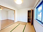 【現況販売】和室別アングル写真。前所有者様が綺麗にお使いです。