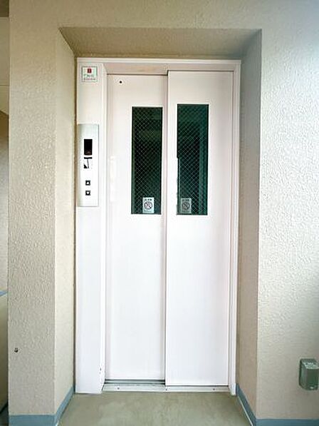エレベーター　普段の生活はもちろん、重い荷物を運ぶときにも便利ですね。
