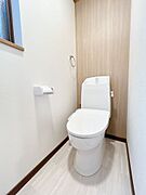 【リフォーム済】トイレは温水洗浄機能付きに新品交換しました。キズや汚れが付きにくい加工が施してあるのでお手入れが簡単です。直接肌に触れるトイレは新品が嬉しいですよね。