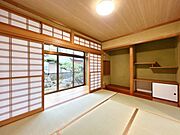 【1階南側和室】　畳表替え、クロス貼り替え、ふすま障子張り替え、照明器具交換、火災警報器設置。1階の居室は水回りまでの距離が少なく、寝室としても重宝します。