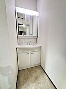 【洗面台】洗面化粧台は新品に交換しました。水栓は、お湯と水をきちんと使い分けられるエコな仕様です。お湯のムダづかいを防ぐので、ガス代も節約。家計に優しい設計です。