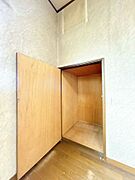 【リフォーム中】リビング物入　掃除用具を片付ける場所として重宝します。