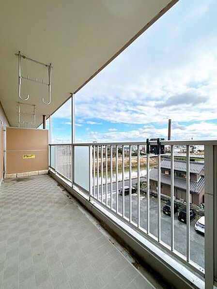 【リフォーム済】バルコニー 南側のバルコニーです。洗濯物を干すスペースとして充分な広さです。日当たりも良好です。
