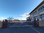 ヤマナカバディー店  弥富中学校まで約1800ｍ（徒歩約23分）校行事や部活動で帰りが遅くなっても苦にならない距離です。お友達と会話を楽しみながらの通学も良い思い出の1つですね。 2100m