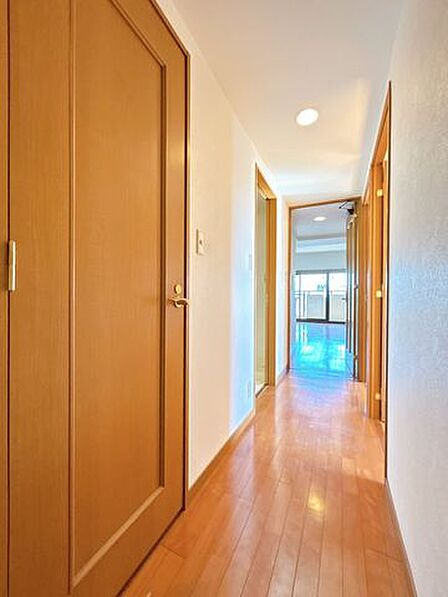 【廊下】2018年リフォーム済。リビングからの光が差し込む明るい空間です。床材も明るい色になっています。