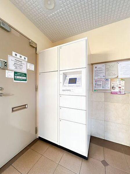 【共有部】宅配ボックスです。不在時でもお荷物を受け取れるので、忙しい日々でも快適にお過ごしいただけます。