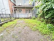 【リフォーム中】庭　除草し、人工芝を敷く予定です。お子様の成長と一緒に植物を育てるのも楽しそうです（ただし土の入れ替え等が必要となる場合があります）。ペットが遊べるよう芝を敷いてもいいですね。