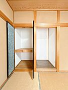 【収納】和室収納　押入内部は中段が付いているので布団や衣装ケースを置くことができます。