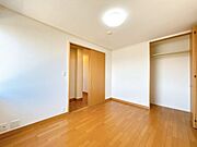 【2階洋室】2階北東側洋室約6帖　シングルベッドを置いても圧迫感無く過ごしていただける室内　子供部屋にいかがですか