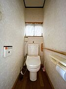 トイレ　小窓を開ければトイレ内の換気もでき、日差しの明るさも相まって気持ちよくお掃除できそうです。