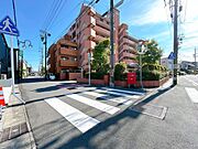【外観】二方道路に接しています。隣地との密着感を感じないおうちです。