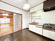 リビング　キッチンを対面に移設し、こちらのスペースはパントリー風にお使いいただけるよう棚を設置します。