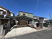 【リフォーム中】外観別角度　カーポート付きです。雨の日でもお荷物をゆっくりと運ぶことができますね。