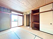 1階西側6帖和室　畳はフローリングに比べて柔らかいので、寝転びながら本を読んでも体への負担も少なく心地よく過ごせます。小さなお子様の遊び部屋にも使用できます。