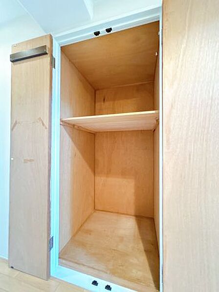 【リフォーム中】収納 廊下収納 廊下にある収納には掃除道具やトイレ用品などを置くスペースにぴったりです。季節外れの電化製品等を収納してもいいですね。