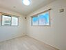 洋室：2階北側洋室別角度　家族の分だけお部屋の使い方も様々。戸建てならではの贅沢なお部屋の使い方で日々の暮らしを充実させてください。