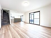 【リフォーム済】リビングの様子です。リビングは18.5帖の大きさがあります。