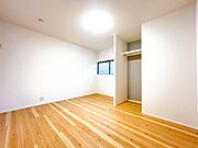 【リフォーム済】一階洋室の別角度からのお写真です。壁紙張替えを行いました。