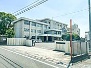 岡山市立可知小学校まで350ｍ。お子さんの通学も安心です。