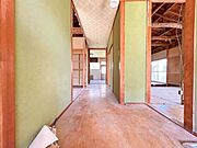 【リフォーム中】廊下のお写真です。クロスの張替えやフローリングの重ね張りを行います。