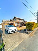 【リフォーム中】駐車場の様子です。並列駐車4台可能な状態に拡幅いたします。