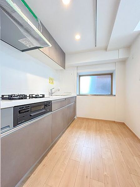 【キッチン】キッチン別角度からの写真となっております。後ろには冷蔵庫などが置けるようにスペースが作られています。