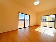 「2階約8帖洋室」2面バルコニーに接していて明るいお部屋です