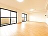 リビング/ダイニング：【リフォーム済】リビング別角度の様子です。吐き出し窓が二枚あり、日当たりも十分確保できますよ。