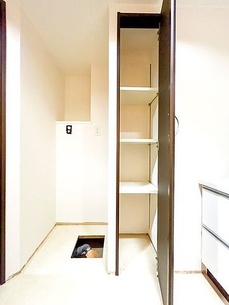 【リフォーム中】洗面所には簡易収納もございます。