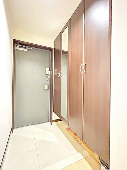 【リフォーム中】玄関にはシューズボックスもございます。