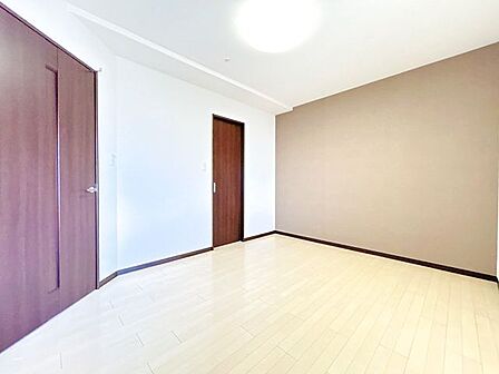 【リフォーム中】南側約6.5帖の洋室別角度の様子です。