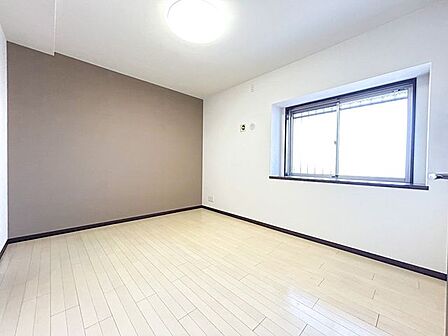 【リフォーム中】南側約6.5帖の洋室の様子です。