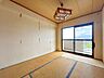 和室：【現況】約6帖の和室です。ベランダに出られます。