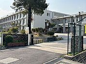西が丘小学校 2080m