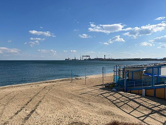 目の前、海岸