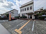 津城山郵便局 900m