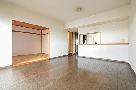 【リビング】縦型のリビングダイニング!ダイニングテーブルやソファーを置いても広々使えそうです!