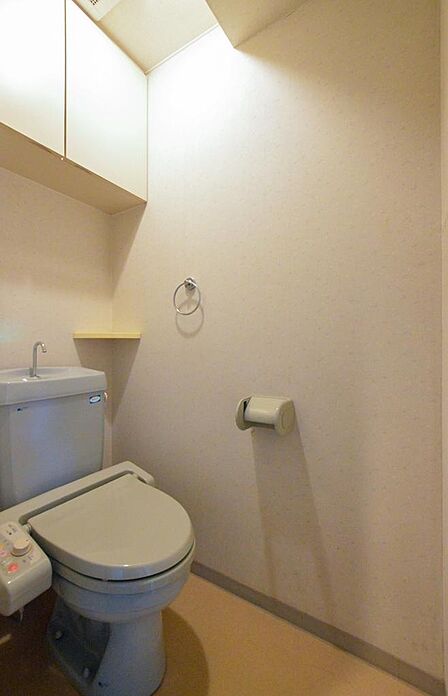 【トイレ】棚がついているので替えのトイレットペーパーなども収納できそう!