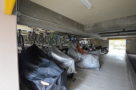 【バイク置場】建物の下にあるので雨に濡れる心配はありません