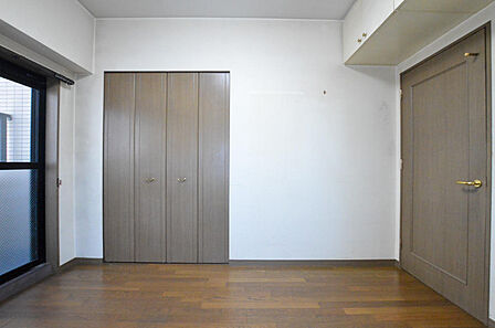 【洋室】やさしい自然光が心地よく差し込む洋室。落ち着いた木目調の建具が空間に温かみを与え、寝室や書斎など幅広い使い方ができる一室です。