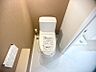 トイレ：落ち着いた色合いでまとめたトイレ空間。シンプルな照明とすっきりした設備で、清潔感のある使いやすい仕様です。毎日気持ちよく利用できます。
