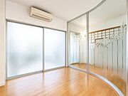 ◆開放感のあるガラス張りの洋室◆中庭が眺められます※AI加工画像につき一部現状と異なります