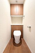 ◇温水洗浄便座付きタンクレストイレでスタイリッシュ♪◇便利な収納棚付きで空間スッキリ◇トイレ内に洗面付きでいつでも清潔※AI加工画像につき、一部現況と異なります。