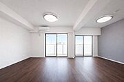 ◇LDK約23.1帖の広々としたリビング◇床暖房付きで冬でも暖かい♪◇ウォークインクローゼット付きで収納具要らず◇大きな窓があって陽当り良好※AI加工画像につき現状と異なります