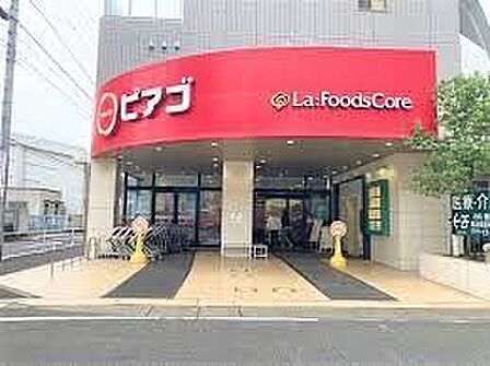 ピアゴラフーズコア黒川店 徒歩3分。 240m