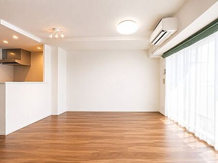 ◆約18帖のリビング部分◆対面キッチンでリビングと一体感あり※AI加工画像につき、一部現況と異なります。