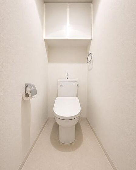 ◇温水洗浄便座付き高機能トイレ◇上部吊戸棚有※AI加工画像につき、一部現況と異なります。