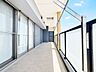 バルコニー：◆奥行きのあるL字ワイドバルコニー◆各部屋から出入りでき動線ラクラク◆水栓・コンセント完備でお掃除もラクラク※AI加工画像につき、一部現況と異なります。