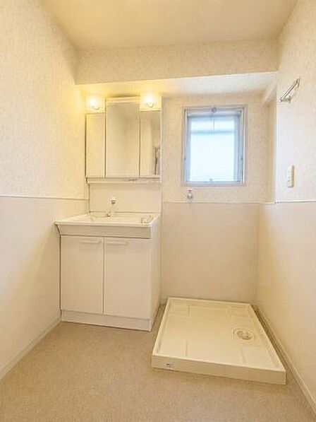 ◇3面鏡付き三面化粧台完備◇壁面棚あり◇窓付きで換気もでき、快適※AI加工画像につき、一部現況と異なります。