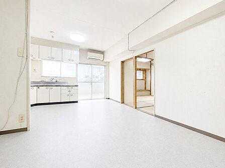 ◇約14.2帖の広々としたリビング◇窓があり通風良好です◇和室に繋がるお部屋※AI加工画像につき、一部現況と異なります。